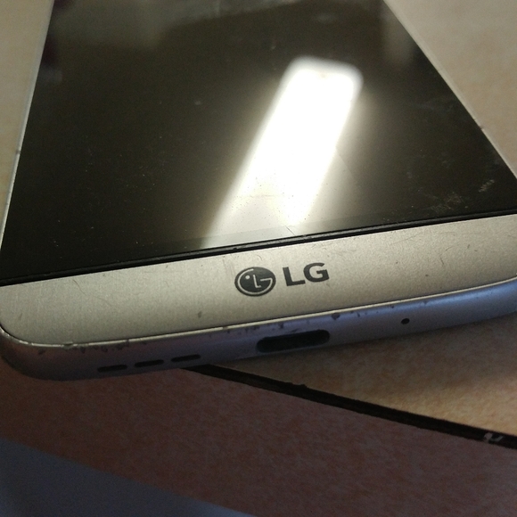 3 phones (2) IPHONE APPLE + 1LG